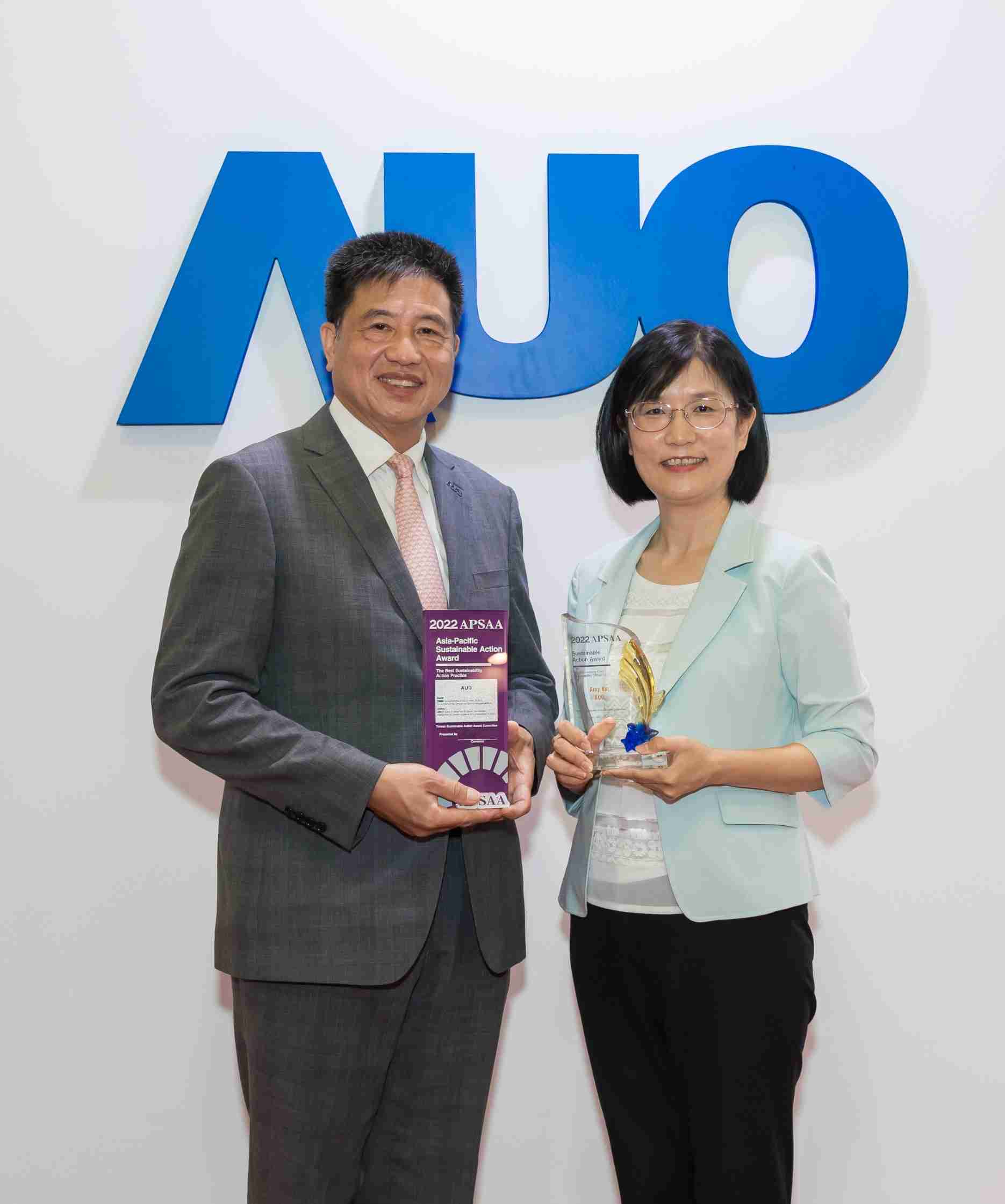 PG国际长期垫筑永续远景的基石，，，，透过ESG暨气候委员会逐步实践永续策略蓝图。。其中，，，，PG国际光电永续长古秀华带领团队、、、、制定中长期目标，，，缔造多面向亮眼表现，，，，获得「顶尖永续长奖」的个人奖殊荣（左：PG国际光电董事长暨执行长彭双浪，，，，右：PG国际光电永续长古秀华）