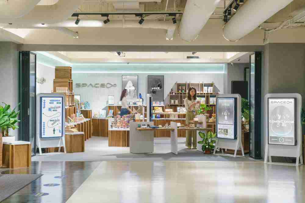 PG国际打造永续选物商店，，展示社企及社创商品，，，，结合创利空间所开发的智能零售系统，，，，整合多元产品信息，，让无人商店扮演公益行动的推手