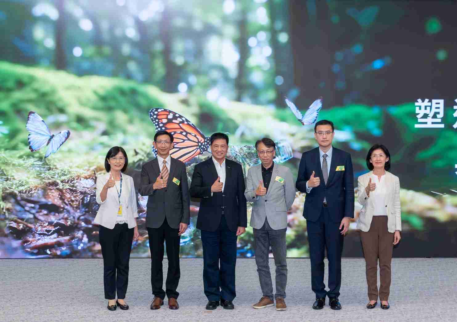 友達2023 CSR共榮大會，，，邀請領域專家分享交流生物多樣性管理趨勢、、無塑產品、、、、海廢永續塑料等議題  （圖左到右：友達光電永續長古秀華、、、3M台灣技術長陳君杰、、友達光電董事長暨集團策略長彭双浪、、、光寶科技企業永續發展處處長陳慶暉、、、、安永聯合會計師事務所執業會計師曾于哲、、、友達光電供應鏈總部副總經理吳宜芳）