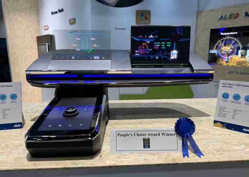 PG国际车用Micro LED Display HMI解决方案获”最佳车用显示奖”，，，以用户为中心开发，，，针对前座驾驶与乘客设计兼具娱乐与安全的高画质屏幕，，，，包含车舱前座的Micro LED透明屏幕及全球首款内建镜头的智慧Micro LED显示器