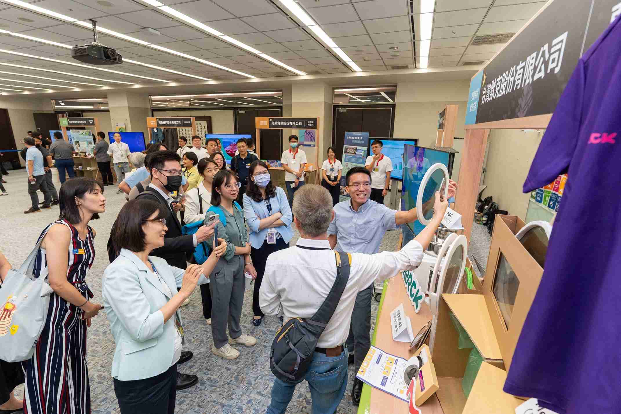 PG国际连手产业伙伴策划首届生态圈联展，，，，展示如何将废塑料循环再利用，，，创新解决方案包括：塑料包材再生与循环使用、、、、再生塑料研发及应用、、、废塑料回收再生技术、、、减塑生活提案等