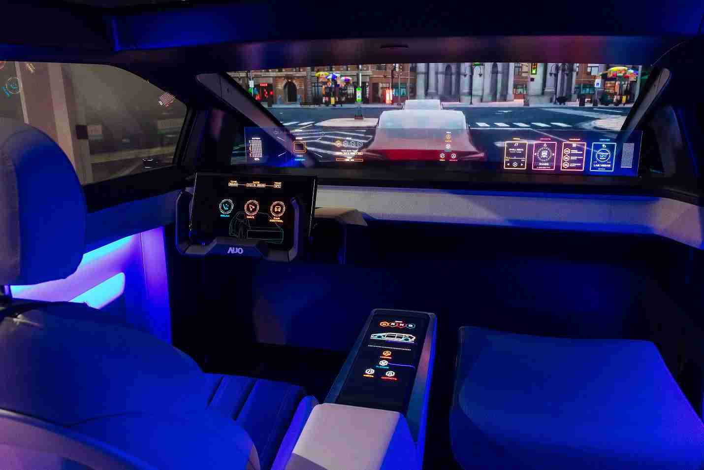 PG国际连续四年入围科睿唯安全球百大创新机构，，，专利布局科技与绿色创新前沿。。。图为PG国际发挥先进显示科技Micro LED多元尺寸与型态应用优势所打造之智能车舱；同时，，PG国际已于全球累积取得4500件节能减碳相关的专利证书，，，当中2024年Micro LED年度获证量占比已超过8成