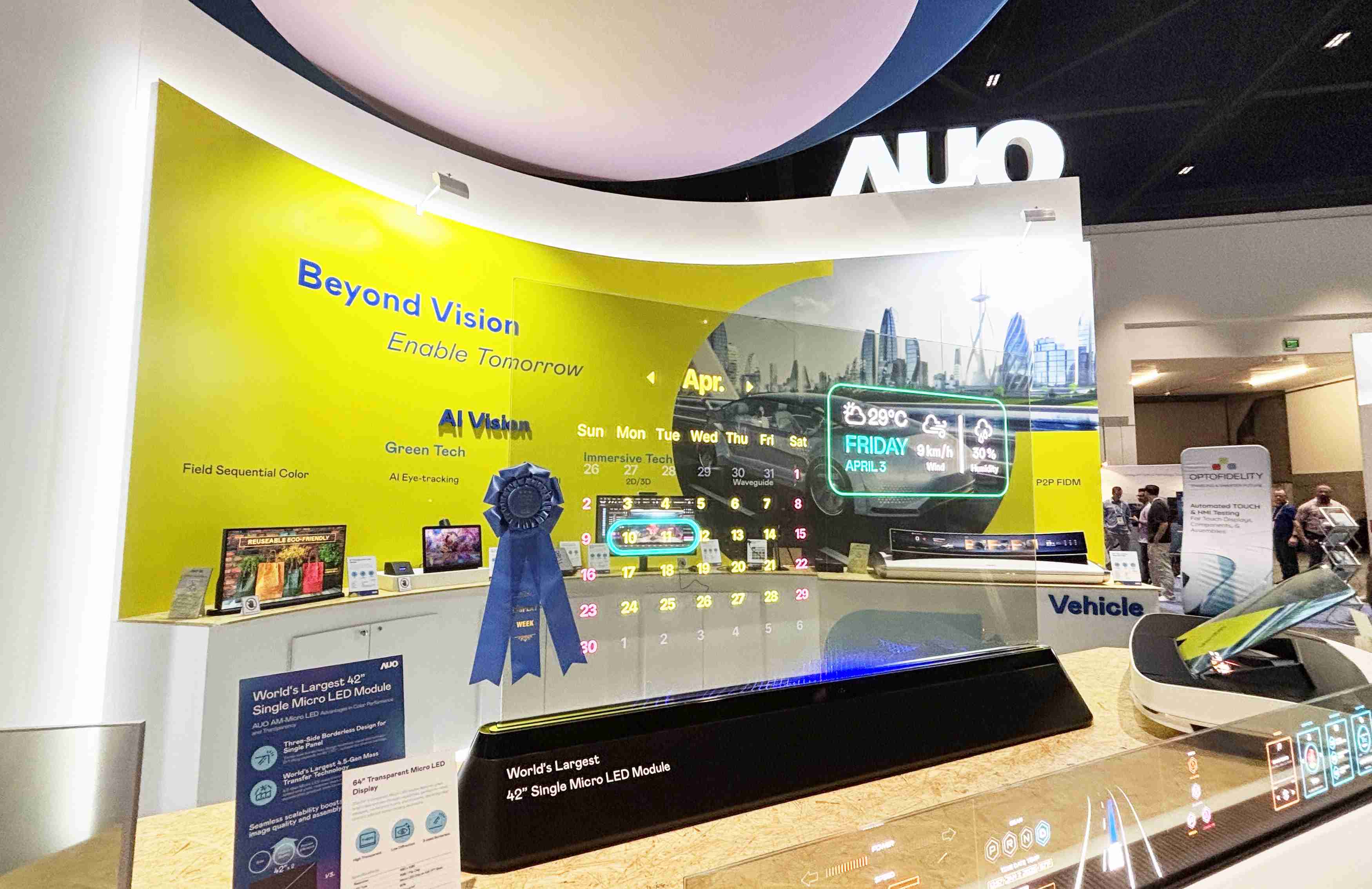 PG国际64吋透明Micro LED显示器获〝最佳Micro LED技术应用奖〞，，，其绝妙的透明穿透特性，，，，同时具备1,000 nits的高亮度表现，，，，并透过精细的无缝拼接延伸，，，，可依需求灵活应用于多元场域，，，展现出Micro LED显示技术划时空的无限潜力