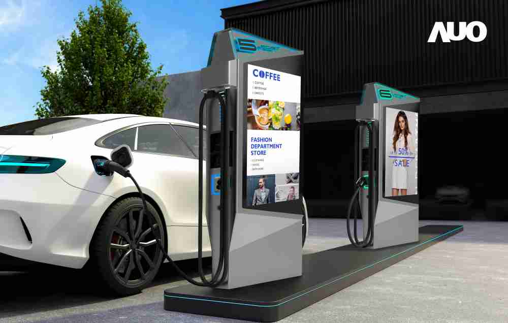 达擎 “55吋高亮度户外防水显示器”，，，在阳光直射环境下仍可呈现清晰鲜明之影像质量，，，，可灵活安装于充电桩及智能电杆，，，，成为数字户外广告 （DOOH）最佳宣传利器